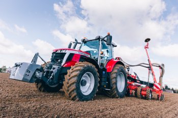 S nosností zadního závěsu až 9,6 t a výkonnou hydraulikou s Load-Sensing mohou traktory snadno obsluhovat velké moderní nářadí.