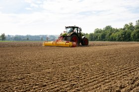 Sklopné rotační brány Pöttinger Lion pro traktory o výkonu až 500 koní připraví povrch pro setí