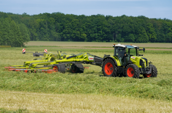 Velké pneumatiky hlavního podvozku o průměru až 1240 mm zajišťují bezpečnou přepravu po silnicích a polních cestách, a to rychlostí až 40 km/h.