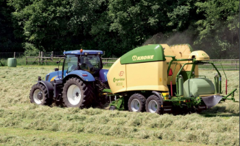 Dvě seče travních porostů provádí na farmě v Pržnu řezačkou Krone, další už pak lisem Krone Comprima V 150 XC Plus (s integrovaným ovíjecím mechanismem) do kulatých balíků, které se ihned ovinou do fólie.