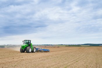 Traktor AUGA M1 využívá hybridní biometan-elektrický systém.