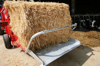 Na přání zákazníka lze čelo prodloužit o 0,45 m nebo 1 m, a tak je možné za sebou přepravovat dva kulaté nebo hranaté balíky.