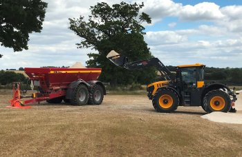 Traktor se závěsným systémem Siwi Combi-Hitch při nakládce vápence. Není zapotřebí další stroj, jelikož odpojení a připojení proběhne během několika sekund.