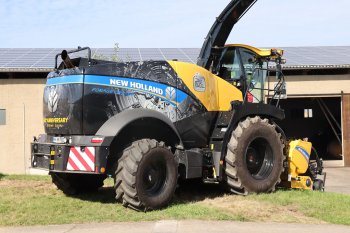 Na oslavu šedesátého výročí značky letos New Holland představil speciální edici samojízdných řezaček FR.