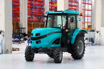 Středně velká verze elektrického traktoru vyráběného společností ZY Electric Tractor v továrně v Istanbulu v Turecku.
