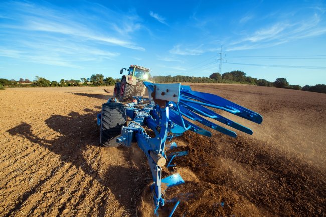 Lemken nabízí pluh Diamant 16 v provedení OF, jehož rám se při orbě dokáže vychýlit více do strany.