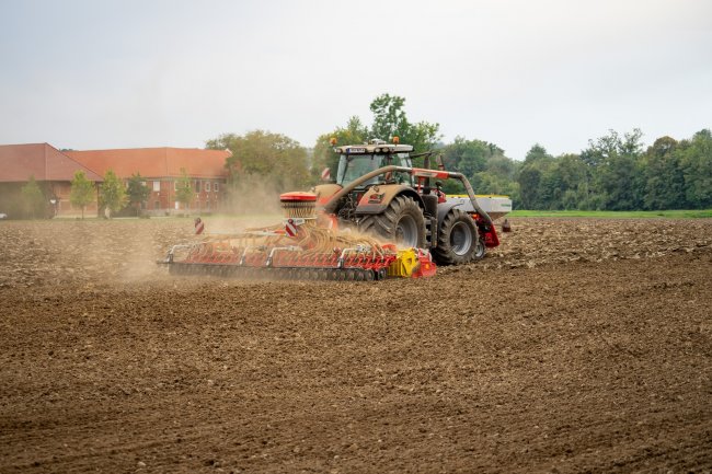Rozdělovací hlava secího stroje Pöttinger Aerosem FDD je umístěna na výsevní liště a díky patentovanému systému je vždy ve svislé poloze.