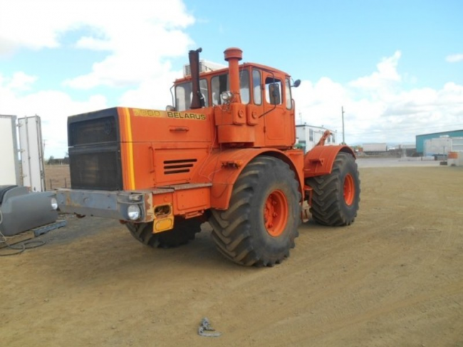 Traktor Kirovets v exportní verzi Belarus.