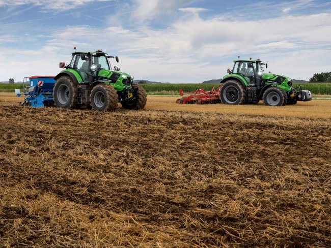 Funkce Auto Turn umožňuje traktoru Deutz-Fahr 6 TTV automaticky otočit se na souvrati, aniž by řidič musel zasahovat do řízení.