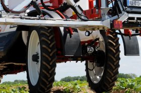 Novinky v postřikové technice Kuhn: Snadná agregace traktoru s postřikovačem s řízenou nápravou a další možnosti pulzní modulace