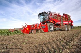 Grimme Rexor 6300 Platinum zavítal do Česka. Jeho inovace mohli příchozí na místě porovnat s předchozí generací stroje