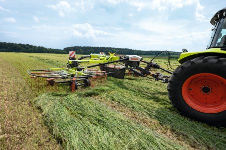 Rotory shrnovače Claas Liner jsou standardně vybaveny čtyřkolovým podvozkem.