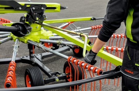 Výšku rotoru shnovače Claas Liner lze rychle nastavit klikou umístěnou na rotorech, přičemž stupnice na rotoru je dobře viditelná.