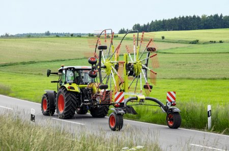 Dvourotorové shrnovače Claas Liner jsou usazeny na široké a stabilní transportní nápravě s mechanickým nuceným řízením.