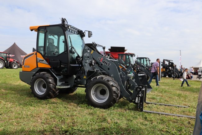 Model GIANT G3500, dokáže při své hmotnosti 3600 kg zvednout až 3 990 kg. V závislosti na zvolených pneumatikách má nakladač šířku mezi 134 a 165 centimetry. Výška je menší než 2,27 m.