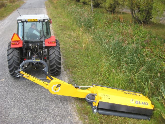 Mulčovače Elho Side Chopper mají stranový dosah přes čtyři metry od středové osy traktoru a rozsah vychýlení 45° směrem dolů a 90° nahoru.