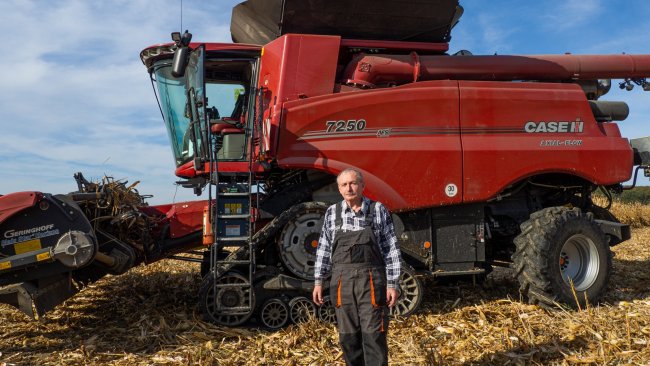 V okolí Dolních Ředic na Pardubicku obdělává svá pole pan Seidl s kombajnem CASE IH Axial-Flow 7250.