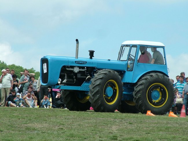 Původní kabina u traktorů Dutra D4K nebyla moc bezpečná.