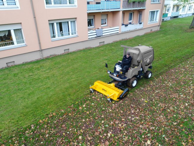 Komunální mulčovače Müthing vyhovují standardním nárokům, jako je snadné připojení k energetickému prostředku (traktor, komunální nosič apod.). Na fotografii vidíme model Müthing MU-COLLECT Vario.