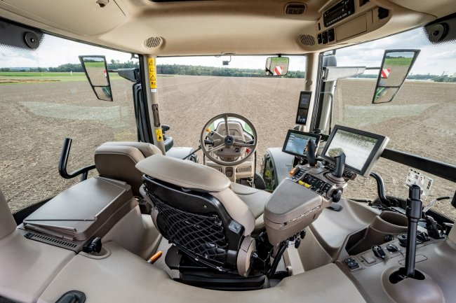 Novým ovládacím prvkem traktoru John Deere 6R je E-joystick, který uživatel využije především při práci s čelním nakladačem.