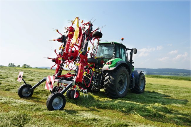 V transportní poloze je stroj OZ-1110 dvěma hydraulickými okruhy složen na šířku 2,99 m.