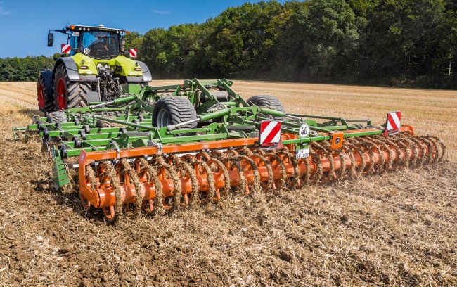 Podmítač Amazone Cobra kombinovaný s dvojitým válcem s U-profilem. Vhodný typ lze vybrat z dostupného portfolia válců, aby vyhovoval specifickým půdním podmínkám v daném místě.