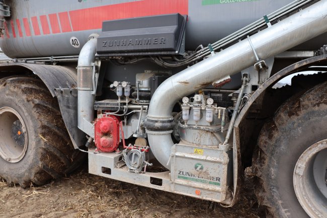 Holmer Terra Variant 585, vybavený čerpadlovým systémem Vogelsang s řeznou jednotkou a průtokem 9000 l/min (při volnoběžných otáčkách), dokáže naplnit nádrž za dvě minuty.