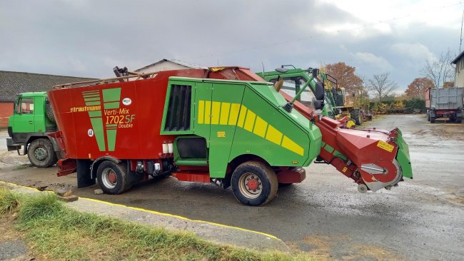 V rámci přejezdů mezi čtyřmi středisky každý den krmný vůz Strautmann Verti-Mix 1702 Double SF najede kolem 60 km a celkem připraví 11 fůr.