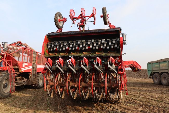 Nový Grimme Rexor 6300 Platinum, který přijel na předvádění do České republiky, disponoval vyorávacím ústrojím, které využívá vyorávací radlice.