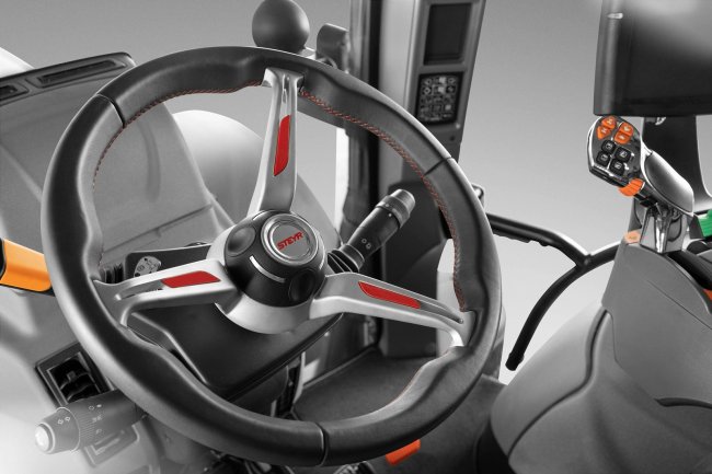 Nové modely Steyr Impuls CVT jsou prvními traktory Steyr s novým prémiovým koženým volantem.