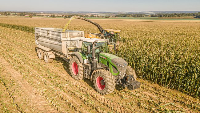 Chlapi ze ZD Vendolí při sklizni kukuřice na siláž s řezačkou New Holland FR 600 a Fendt Vario 900. Autor foto: Michal Doskočil