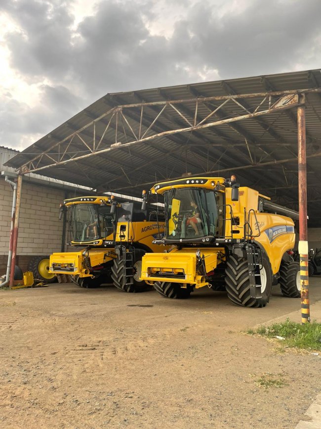 VIP parkování kombajnů New Holland CX 8.80 na jižní Moravě aneb Co kdyby náhodou zapršelo. Autor foto: Jakub Tutsch