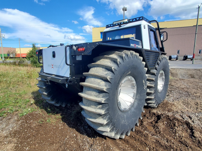 Speciální pneumatiky dovolují FAT TRUCKU pohyb po vodě.