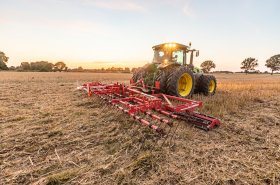 Nožové válce Horsch Cultro TC jsou nově k dispozici v různých pracovních záběrech. Rychle a snadno zpracují jakékoli větší strniště