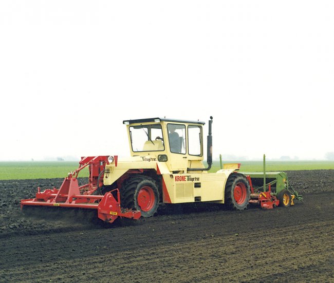 První zkušenosti se samojízdnou technikou získalo Krone v letech 1982 až 1983 v oblasti zpracování půdy se strojem Krone Tillage Trac TT.