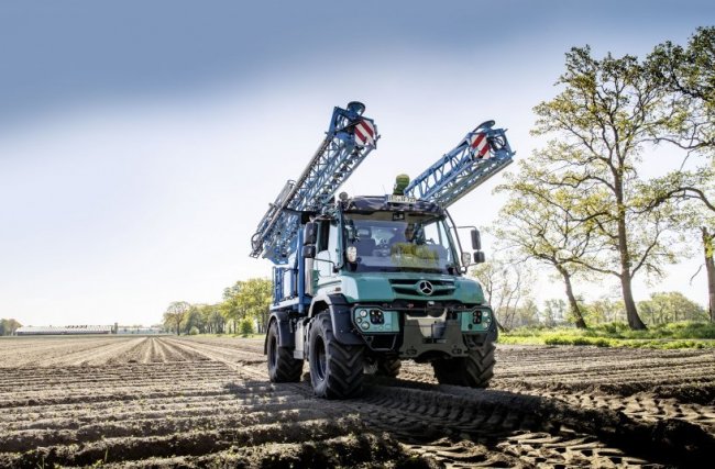 Mercedes-Benz Unimog jako nosič nářadí. Výrobce spolupracuje s celou řadou výrobců závěsné techniky.