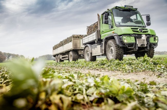 Mercedes-Benz Unimog nalezne uplatnění v zemědělské logistice.