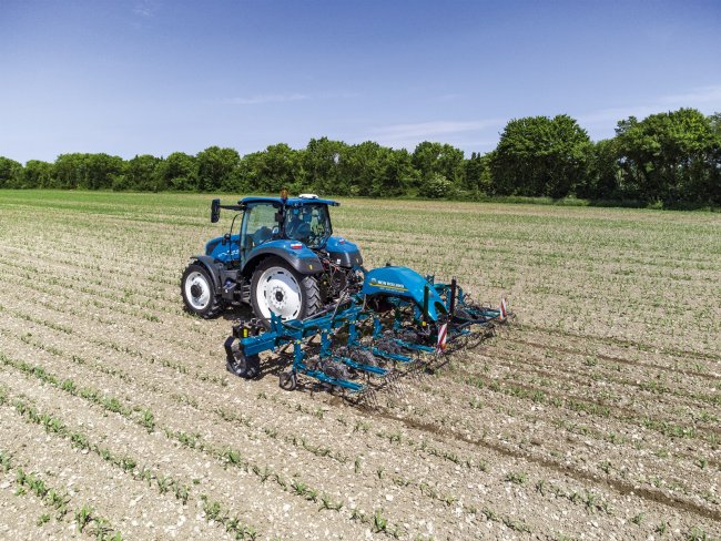 Kypřič New Holland SRC SmartSteer je naváděn optickou kamerou, která zjišťuje barevné rozdíly mezi půdou a plevelem.