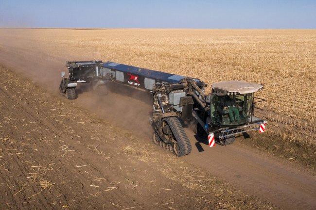 Stroj NeXaT může být osazen různými druhy závěsné techniky, takže zvládne mnoho pracovních operací.