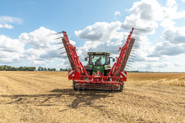 Modely nožových válců Horsch Cultro TC s větším pracovním záběrem jsou rozděleny do sekcí tak, aby bylo zajištěno kopírování půdy a sklápění stroje do přepravní polohy.