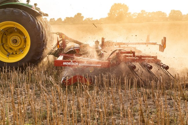 Horsch Cultro 9 TC opatřený těžkým třířadým prutovým segmentem pro intenzivní rozprostření půdy či organické hmoty a tvorbu jemné zeminy.