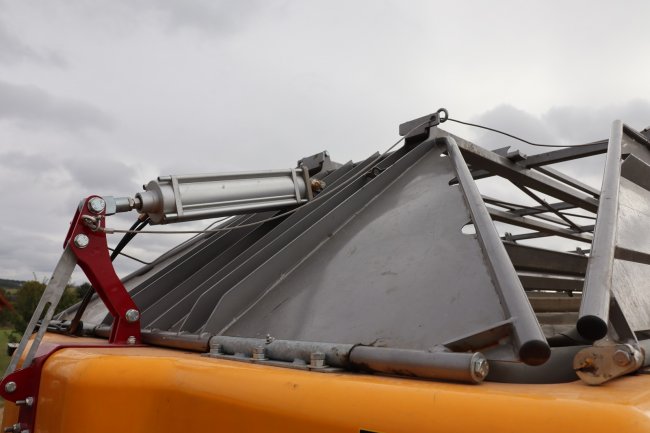 Vredo FlexTank se před zahájením silniční přepravy za použití jediného tlačítka v kabině sklápí do přepravní polohy.