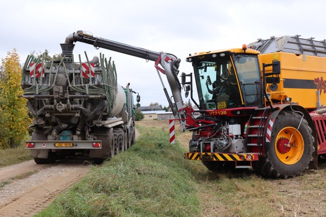 Díky příznivé poloze sacího ramene, které dosáhne až do vzdálenosti 7,20 metrů a výšky 4 metry, má obsluha velmi dobrý rozhled do okolí stroje Vredo VT7138, a to i při nasávání.