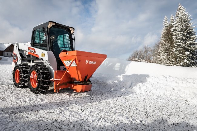 Hydraulické rozmetadlo soli a písku je ideální pro rozmetání ve stísněných prostorách, jako jsou parkoviště a pěší zóny, kde nelze použít větší zařízení.