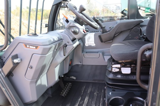 Interiér kabiny manipulátoru Bobcat řady R je zcela nový. Je vybaven kvalitnějšími materiály a nabízí více prostoru a ergonomie.