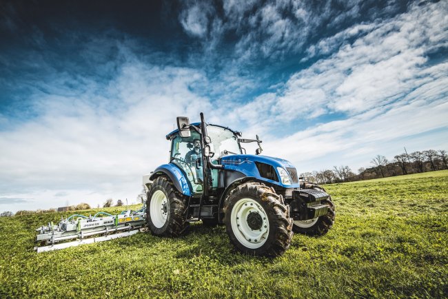 Komfortní kabina traktoru New Holland T5 VisionView má velkou prosklenou plochu a štíhlé sloupky.