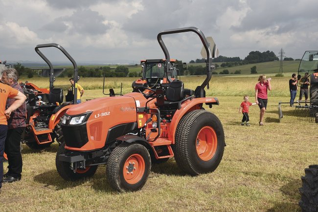 Model Kubota L1-382 nalezne uplatnění na menších farmách, v jízdárnách a v komunální sféře.