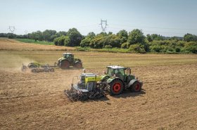 Nesený secí stroj Sky MaxiDrill M320 má tři dělené zásobníky