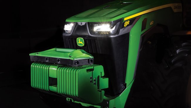 Autonomní traktor má šest párů stereokamer, které umožňují detekci překážek v rozsahu 360 stupňů a výpočet vzdálenosti.