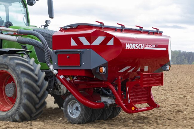 Současné hnojení pod patu umožní čelní zásobník Horsch Partner určený k zavěšení na přední traktorový závěs.